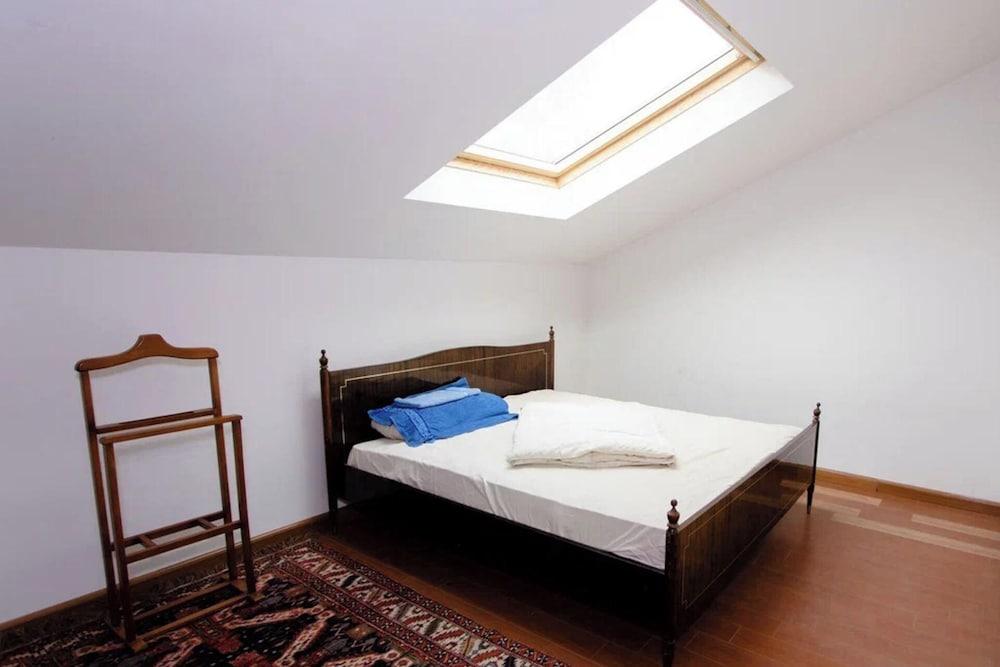 4 Bed Villa Estate Sleeps 7 - Pool, Garden, Sauna