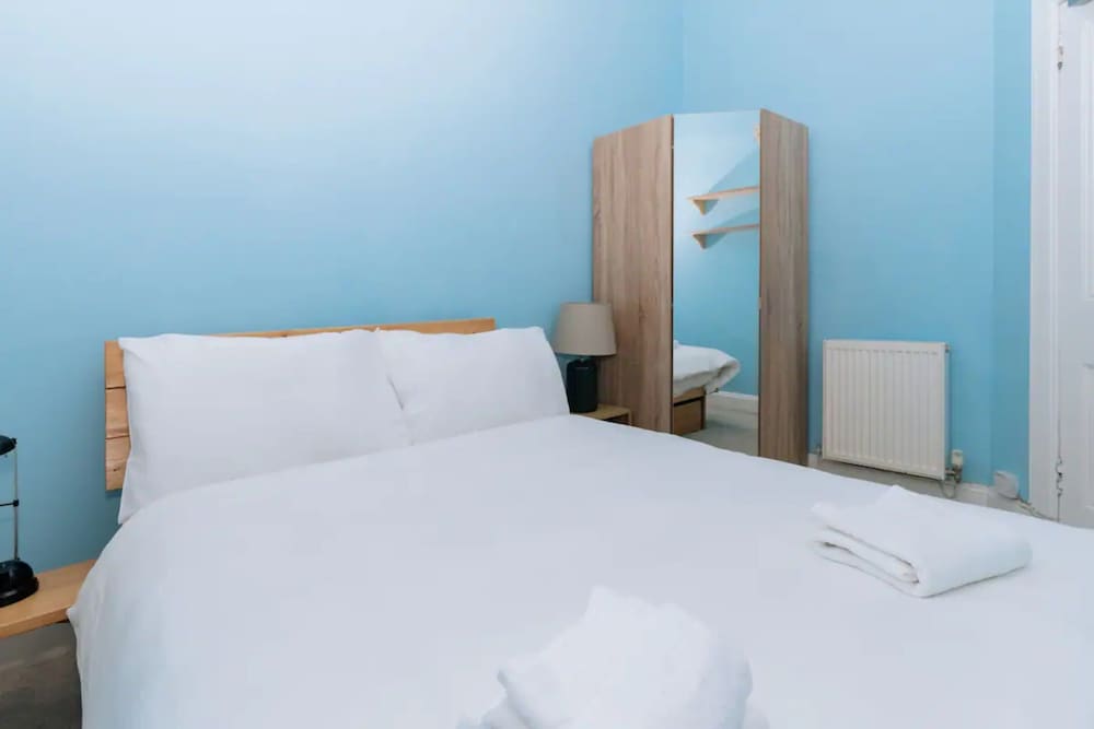 Spacious 3 Bedroom Flat in Edinburgh