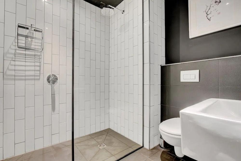 Modern Top Floor Apartment Mountain Views