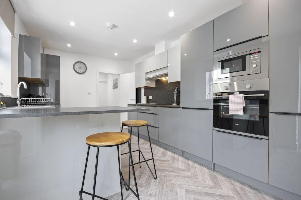 Victoria House by Kasar