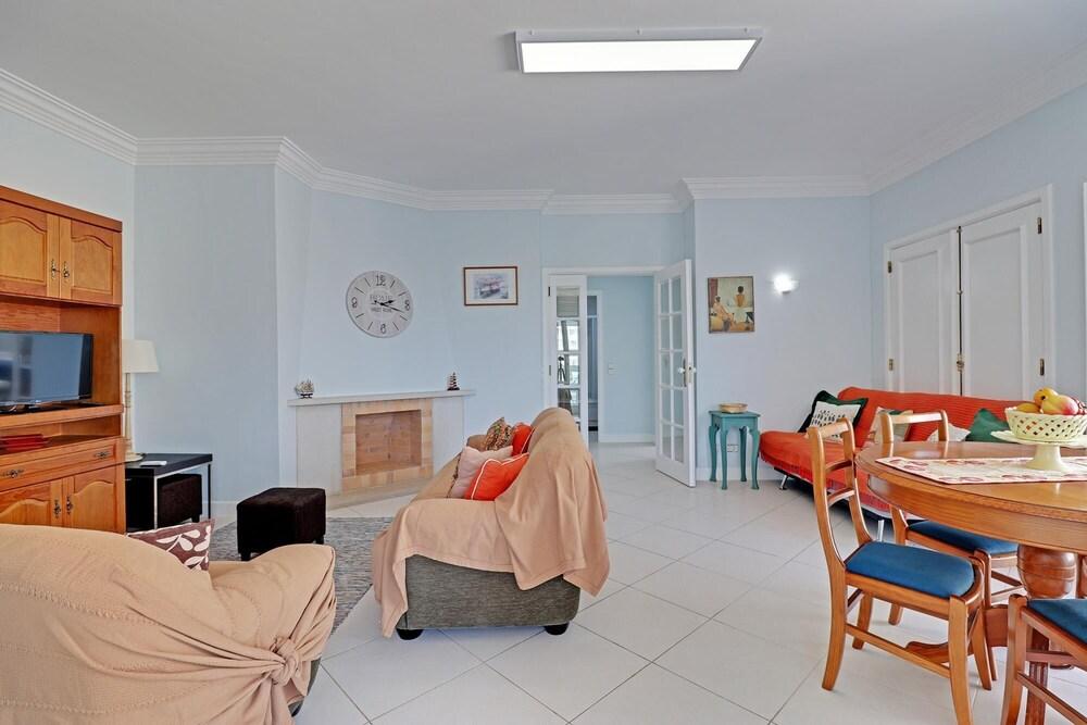 Vilamoura Main Avenue by Homing