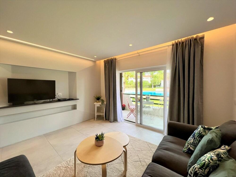 Albufeira Twins 2 With Pool by Homing