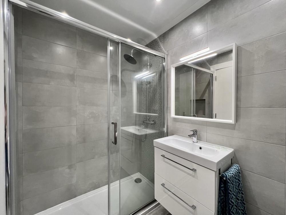 Arma o de P ra Brightness With Pool by Homing