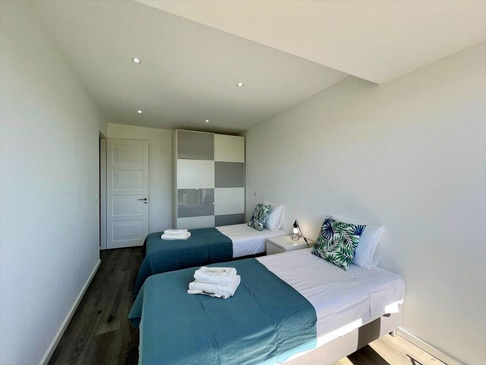 Albufeira Central II by Homing