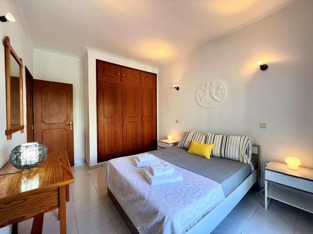 Albufeira Classic With Pool by Homing