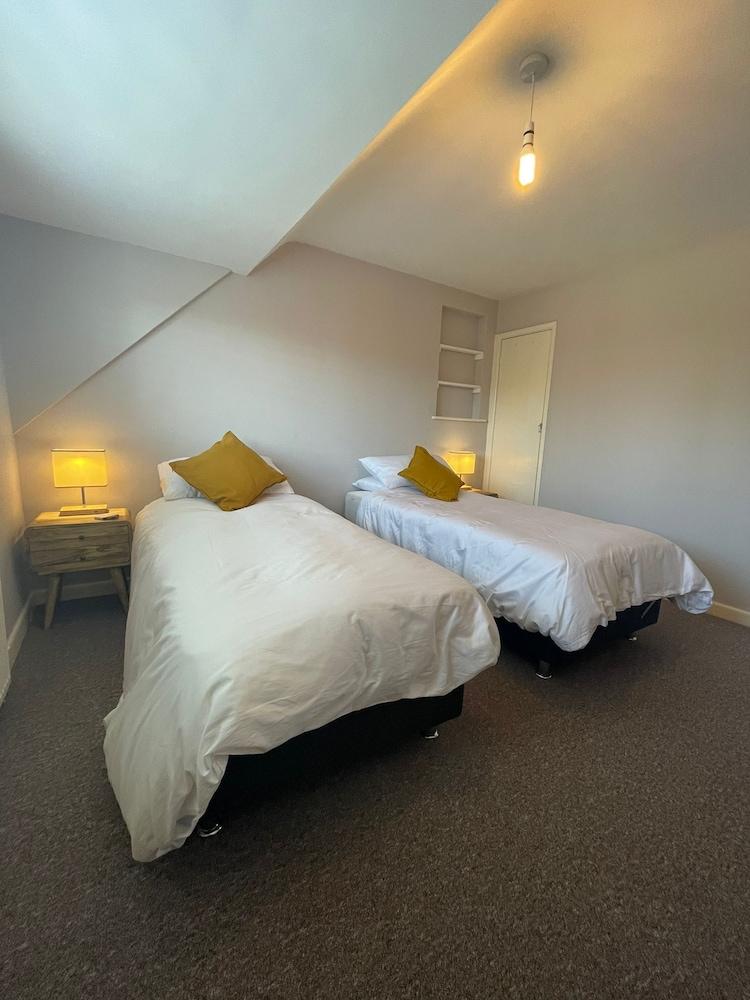 Beautiful, Spacious 4-bed House in Brixham