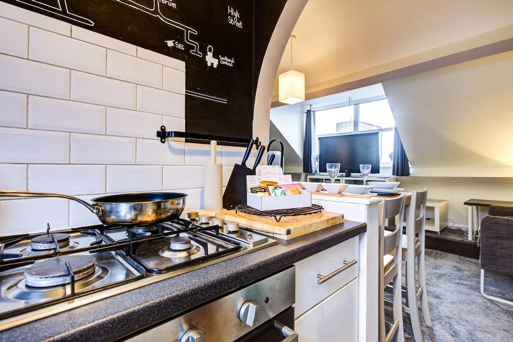 Entire Artistic Open-plan Top Floor Apartment