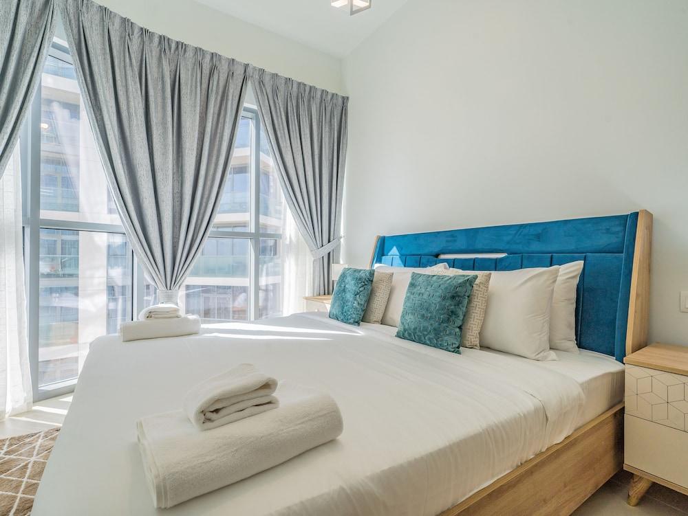 Glamorous Apartment Facing Burj Khalifa