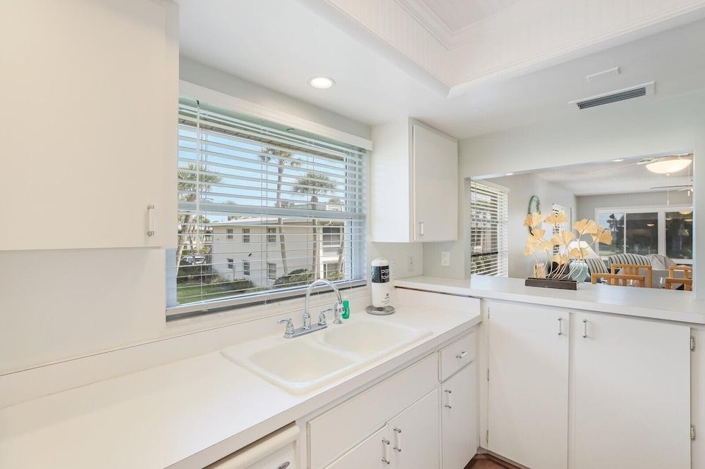 Island Hideaway 2 Bedroom Home by Redawning