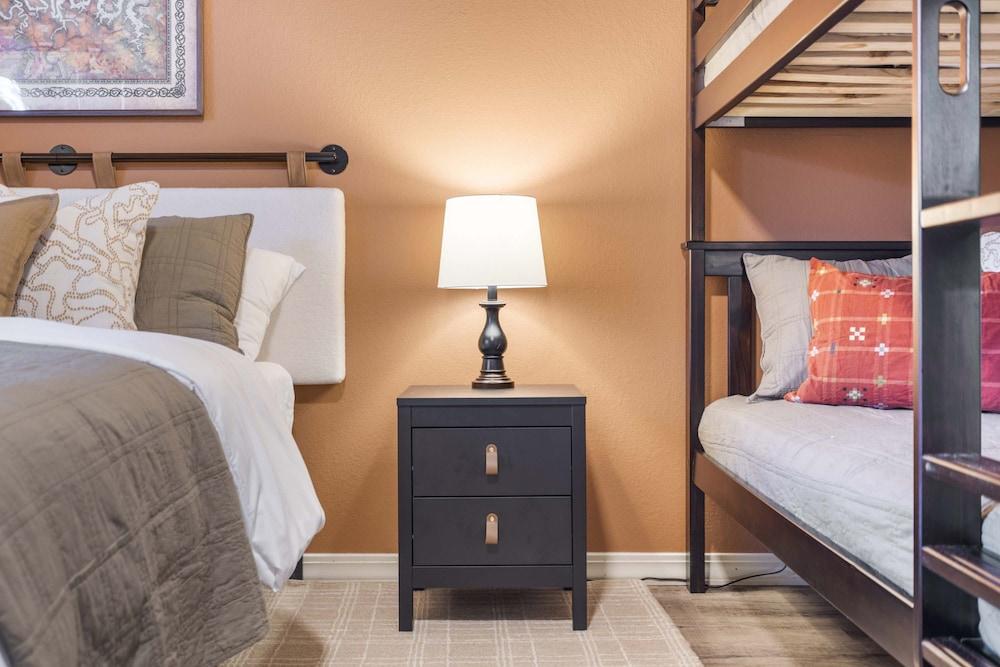 Memories of Avondale - Massage Chair - Pools