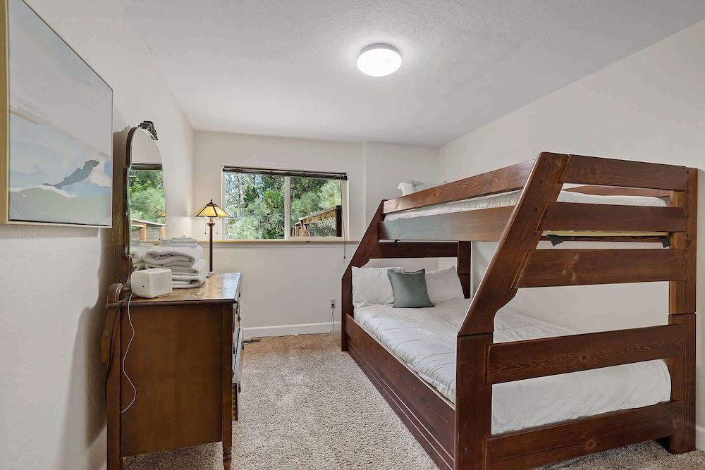 Hall Court Manor - Hot Tub, Pet Friendly, Pool Table!