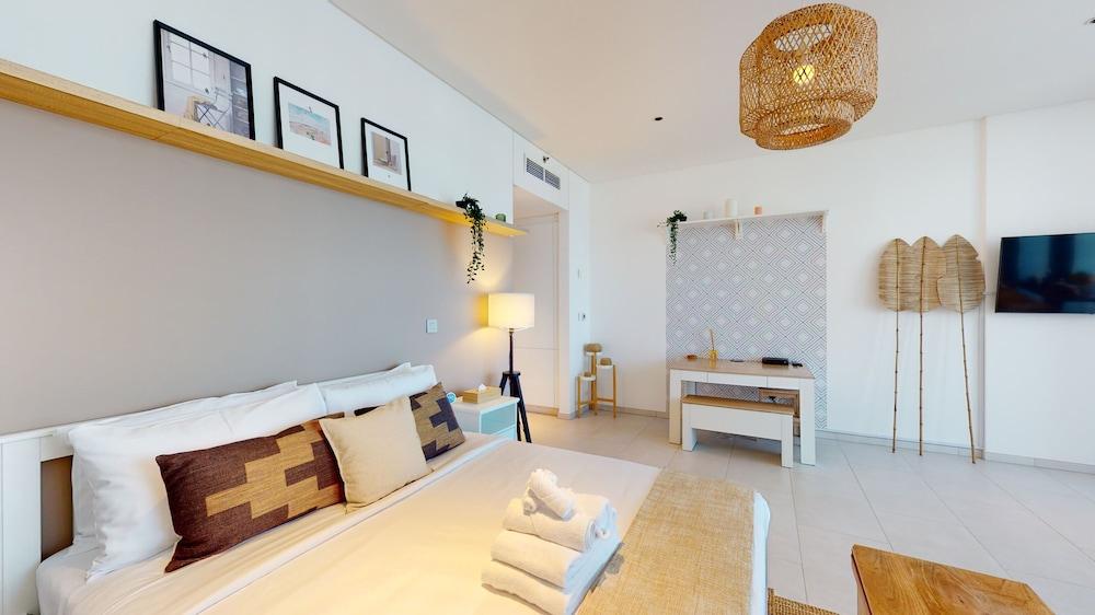 2014 Marquise Square