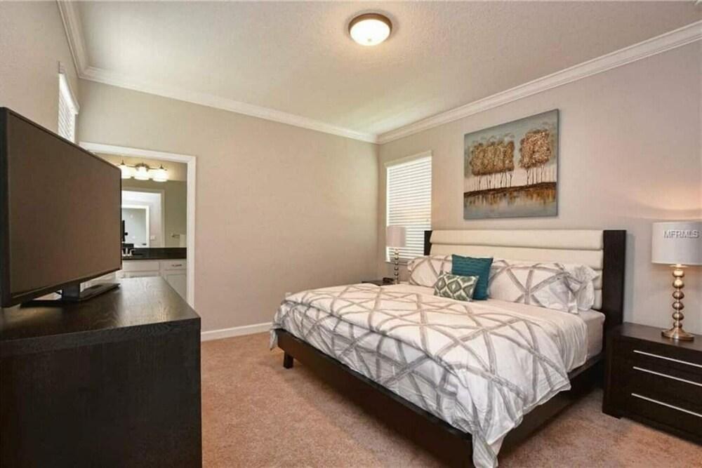 Amazing Home With Pool 8950