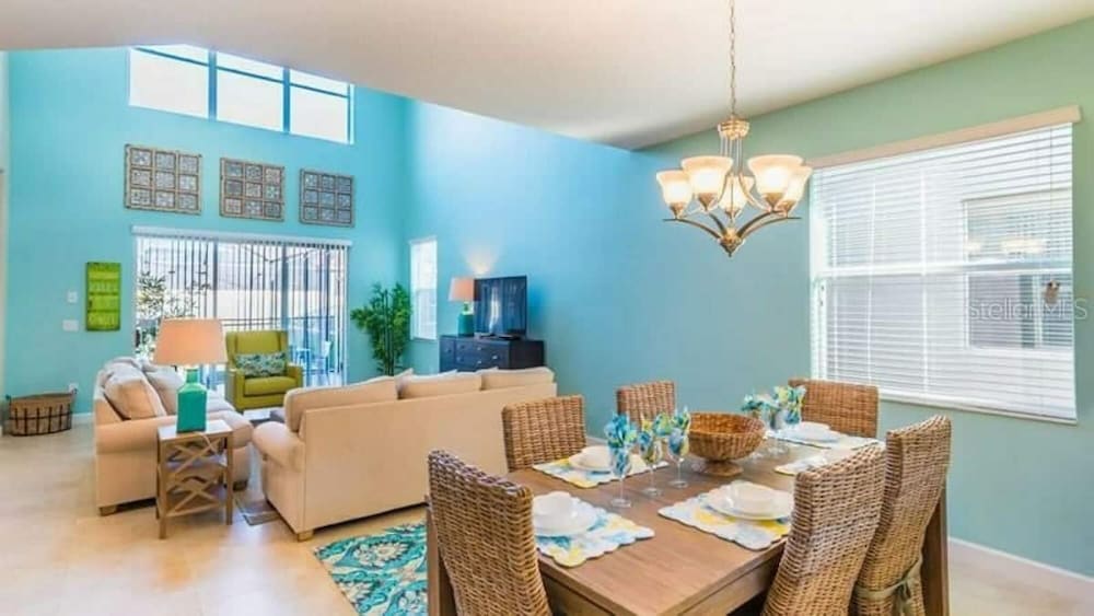 9004 Amazing Home With Pool