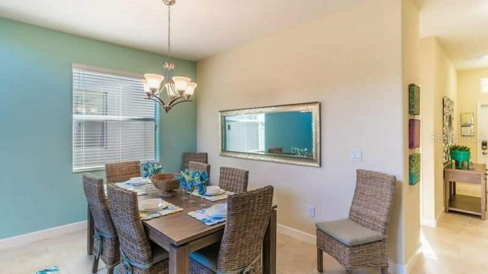 9004 Amazing Home With Pool