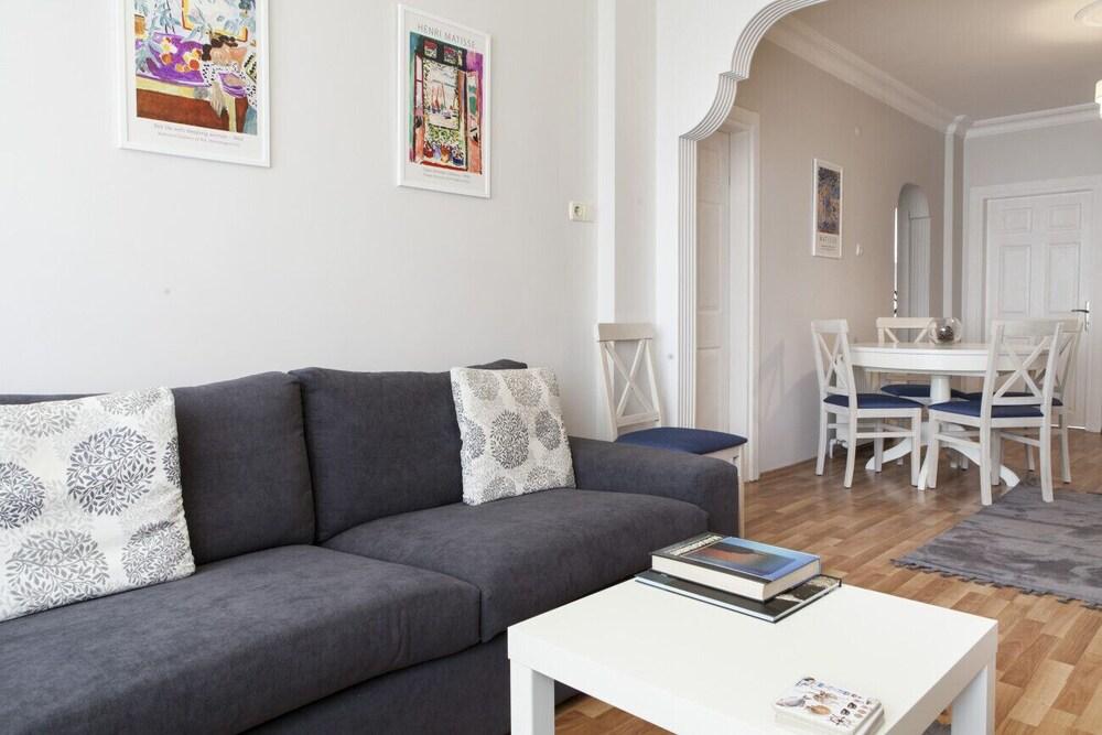 Central Flat Close to Flower Passage