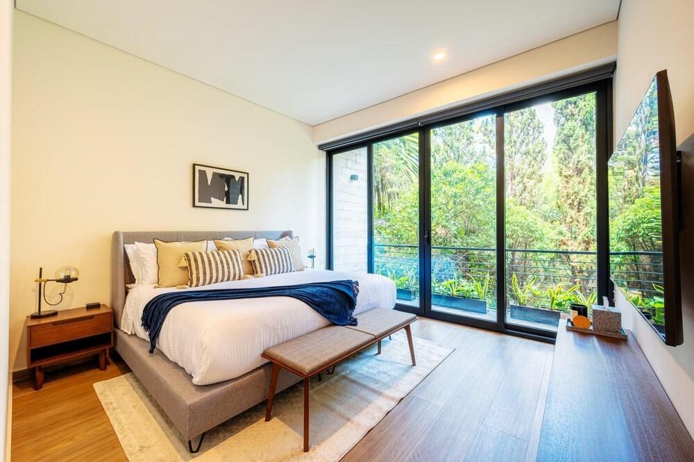 Capitalia Glamorous Decor WTC