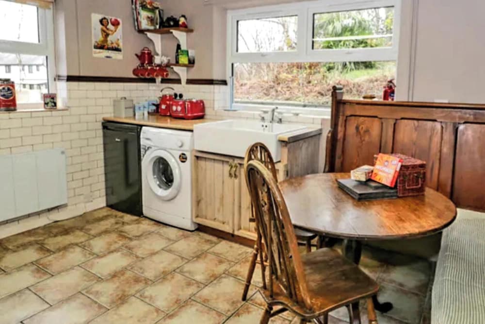 2 Bed Cottage Sleeps 4 - Pets Ok - Private Garden