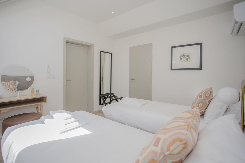 Liiiving - Luxury Beachfront Apartment V