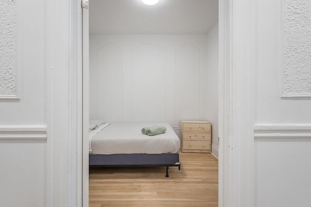 Beautiful Private Bedroom in Mile-End