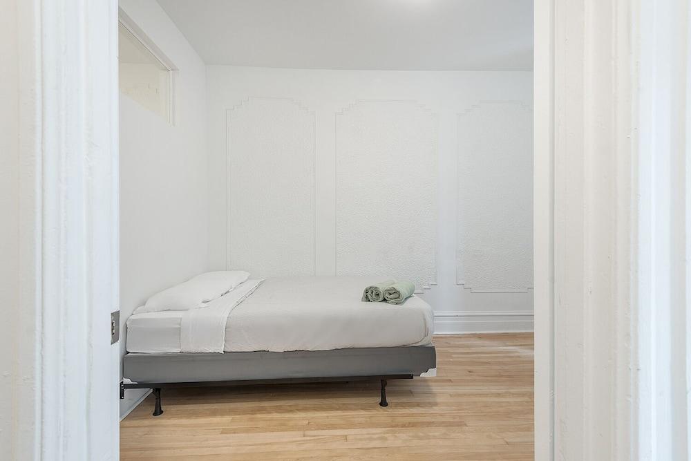 Beautiful Private Bedroom in Mile-End