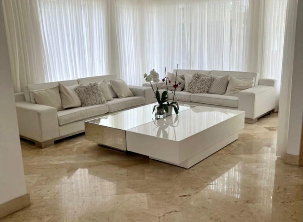 Villa Campestre con Piscina en Cali