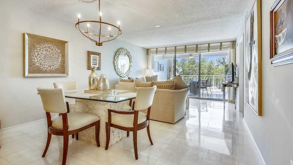 Dune Wind South by Avantstay Communal Pool & Hot Tub Gated Community Close to Smathers Beach Month Long Stays Only