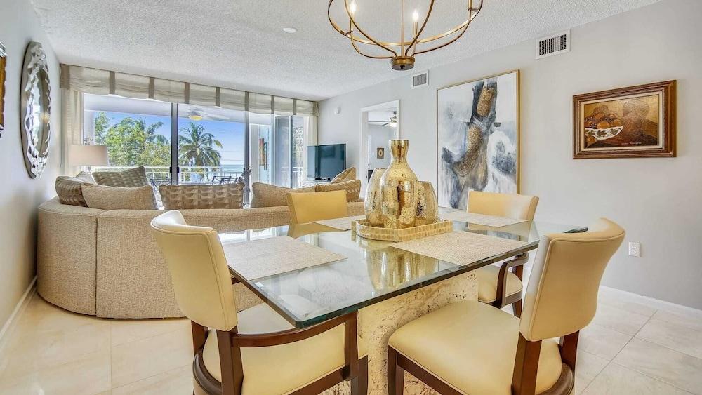 Dune Wind South by Avantstay Communal Pool & Hot Tub Gated Community Close to Smathers Beach Month Long Stays Only