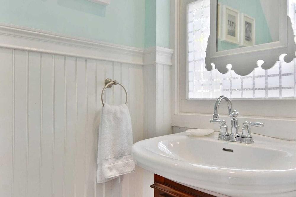 Tranquility by Avantstay Close to Duval St w/ BBQ & Shared Pool