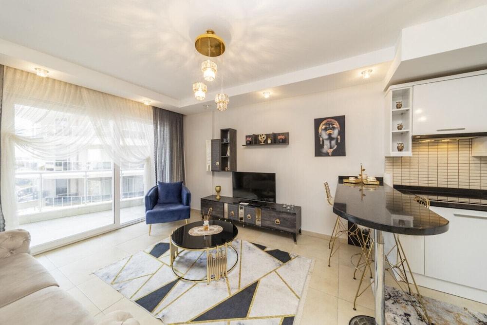 Colorful Flat With Shared Pool and Spa in Alanya