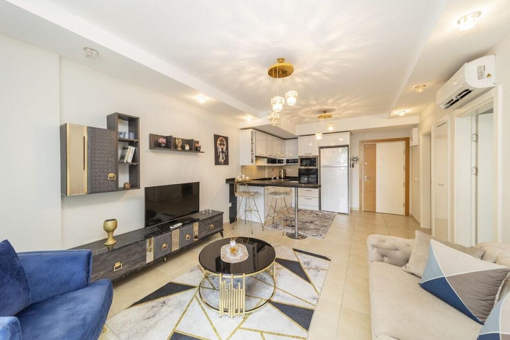 Colorful Flat With Shared Pool and Spa in Alanya