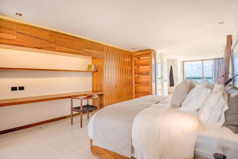 Luxury beachfront villa at Nizuc