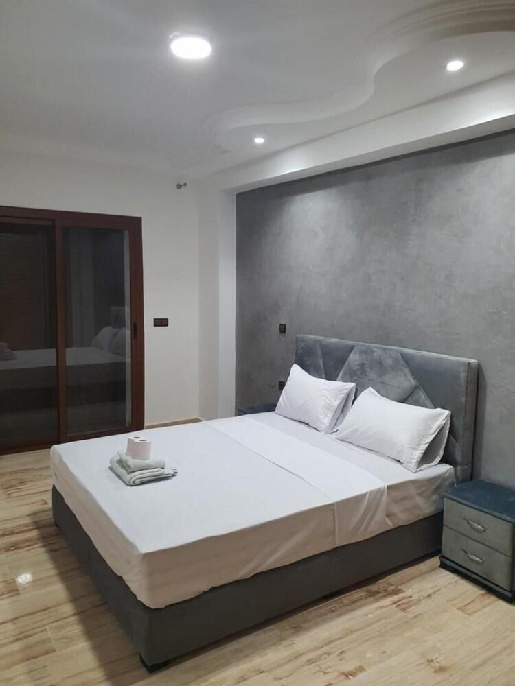 Les Belles Residences E