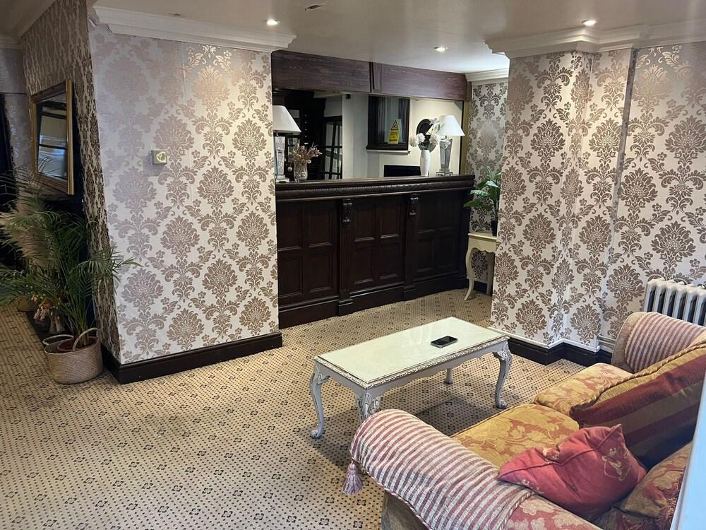 OYO Great White Horse Hotel