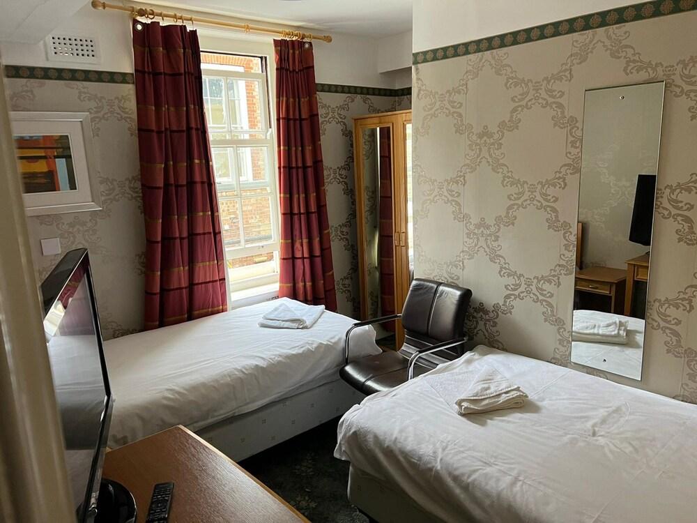 OYO Great White Horse Hotel