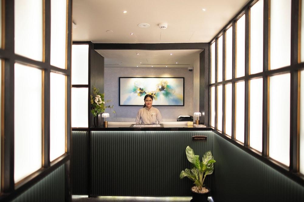 The Gravitique Hotel Khaosan