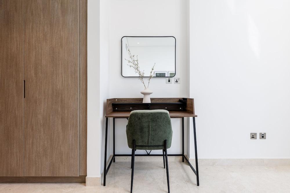 Maison Privee - Classy Urban Retreat w/ Amazing Dubai Canal Views