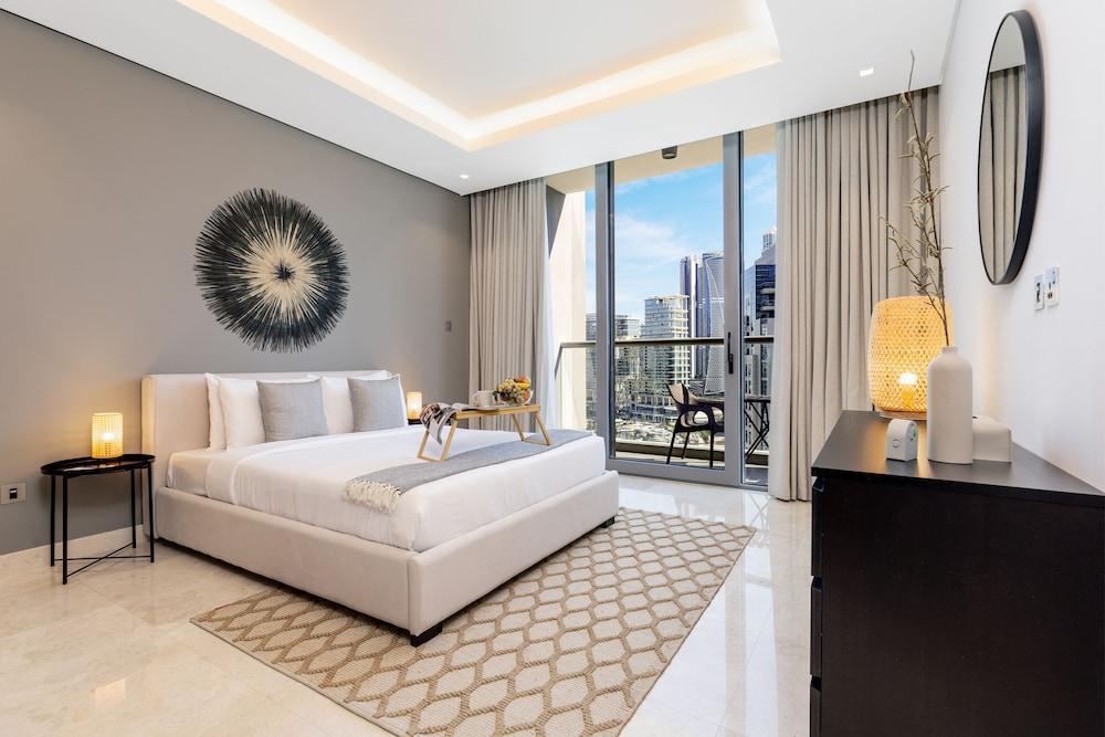 Maison Privee - Classy Urban Retreat w/ Amazing Dubai Canal Views