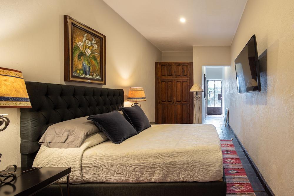 HOLT - Classic Chalet with Pool Overlooking Parroquia