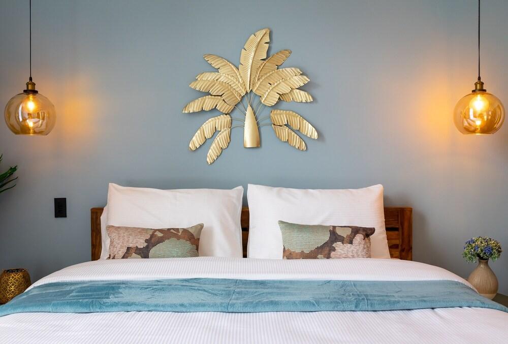 Maison Privee - Tiara Aquamarine 302