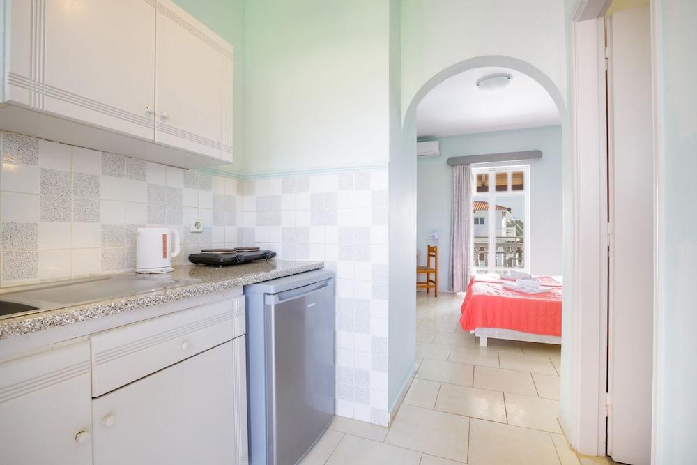 Giannis Pool Studios 2