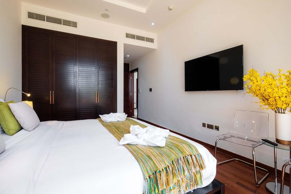 Maison Privee - Tiara Diamond G06