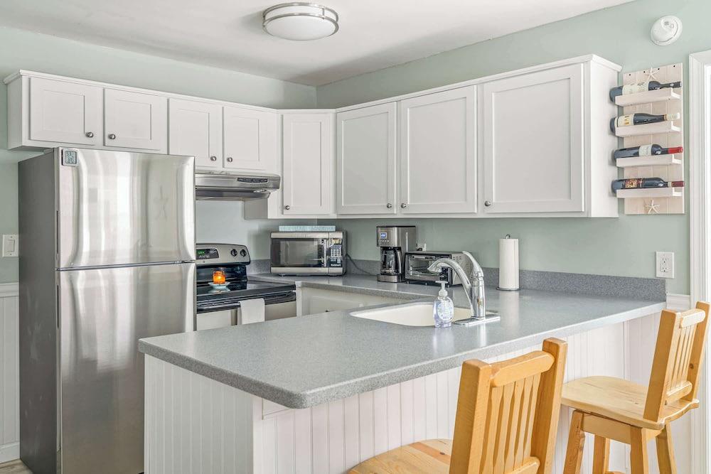 Coastal Condo Close to Beach & Entertainment