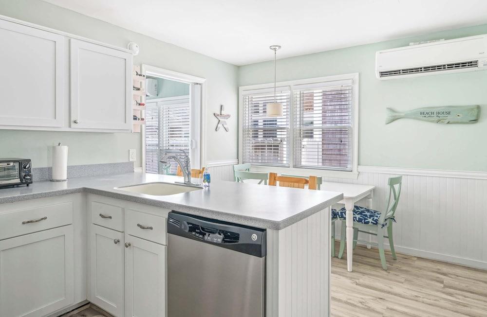 Coastal Condo Close to Beach & Entertainment