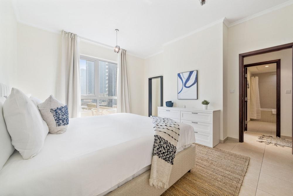 Monty - Stylish Apartment with Partial Burj Khalifa View