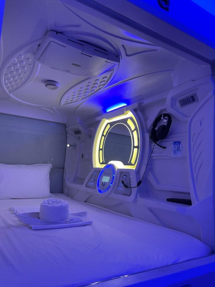 BMAX SPACEPODS