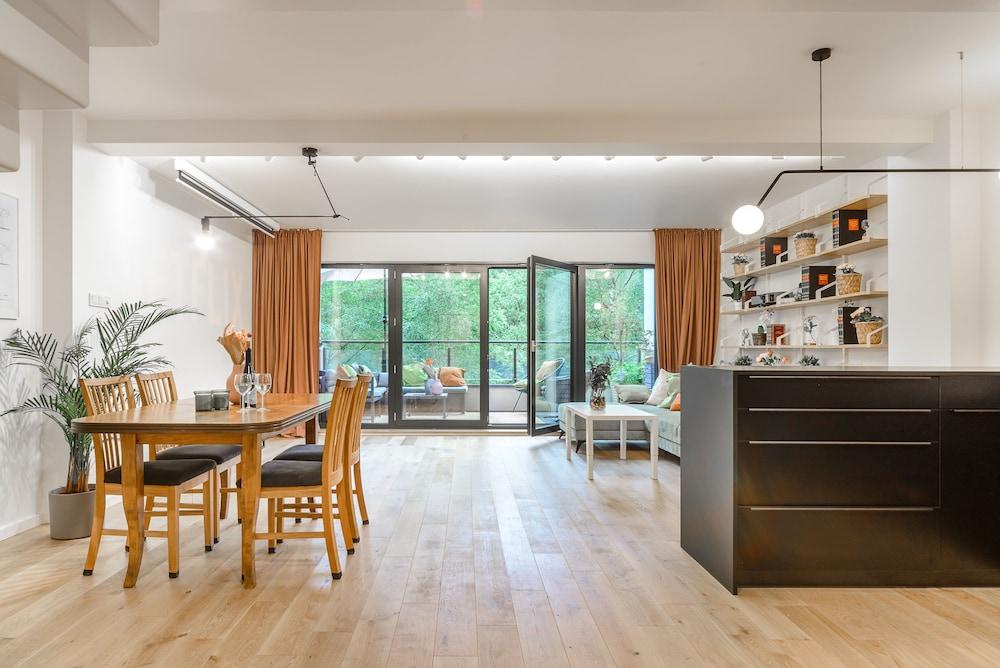 Lumina cozy 2-level apart with terrace