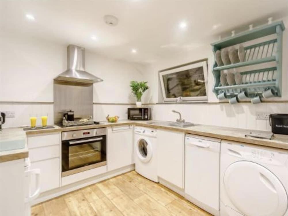 2-bed, Sleeps 4, Pets Welcome, Parking