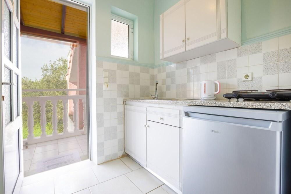 Giannis Pool Studios 4