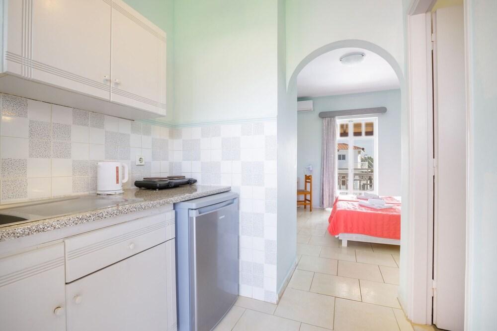 Giannis Pool Studios 4